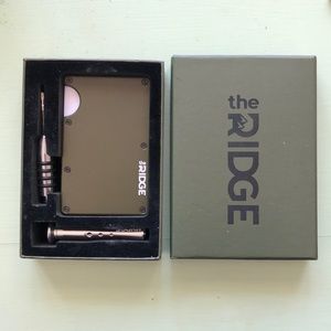 The Ridge wallet in green BNWT